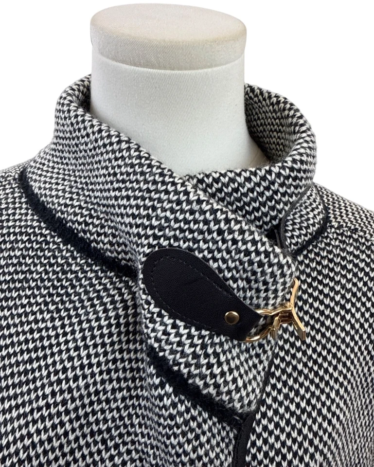 Cárdigan Poncho Cejón Blanco y Negro Frente Abierto con Bolsillos y Hebilla Talla OSFM - Nuevo Foto 4 de 4