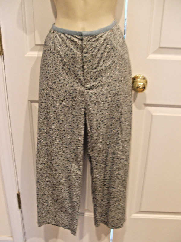 NWT CASUAL CORNER $59 Blue  tiny FloraL stretch cotton  capri pant size 6