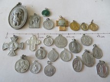 24 x médaille religieuse en alu dont une grande