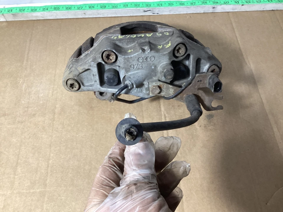 Pinza de freno delantera derecha del lado del pasajero Audi A4 2009-2012 8K0615124B OEM. Foto 2 de 4