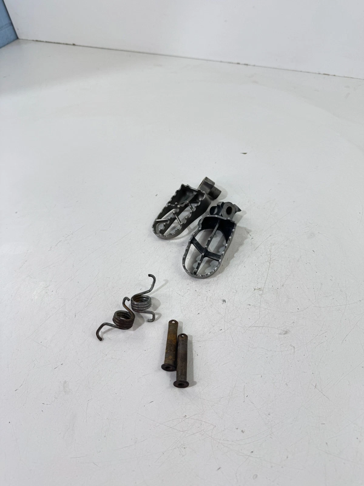 2010-2022 YAMAHA YZ250F OEM FOOTPEGS PINS SPRINGS KIT 17D-27411-00-00 #259