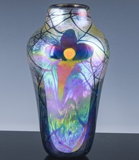 GREAT 1975 ARTIST SIGNED HAND BLOWN IRIDESCENT PURPLE FLOWER ART GLASS VASE N/R