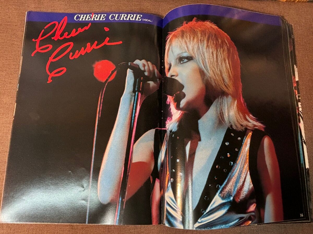 THE RUNAWAYS Japan Photo Book YOUNG IDOL NOW 1977 w/ Music THE RUNAWAYS Japan Photo Book YOUNG IDOL NOW 1977 w/ Music
