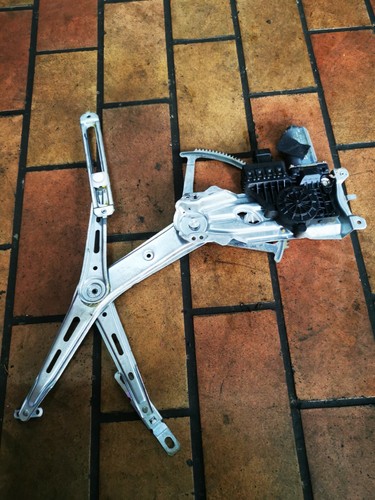 Opel Zafira A T98 Fensterhebermotor Fensterhebergestänge vorne rechts 90579356