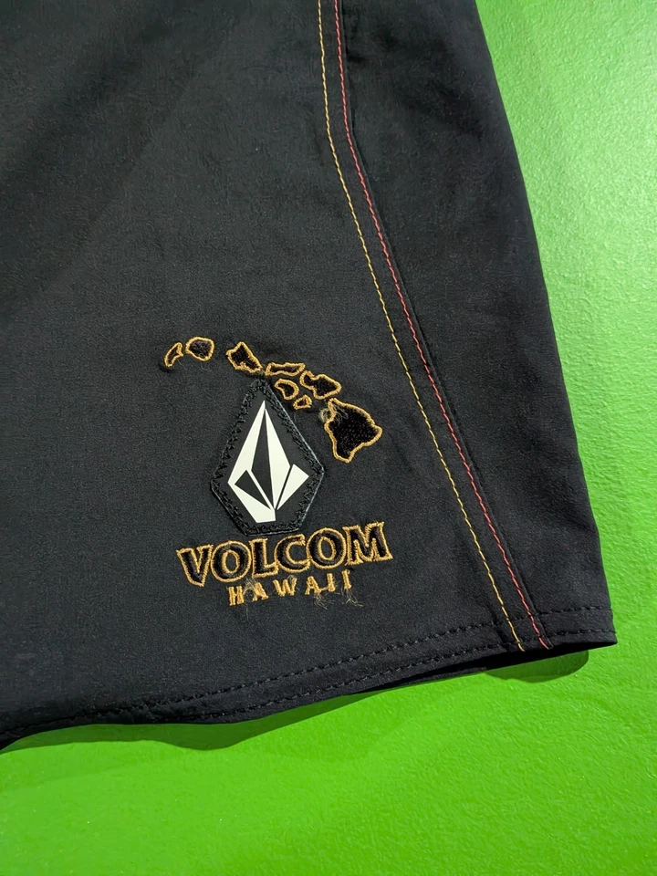 Volcom Hawaii Mod-Tech Men’s Board Shorts Stretch Cinch Fly Black Size 30 Swim  - Image 3 of 4