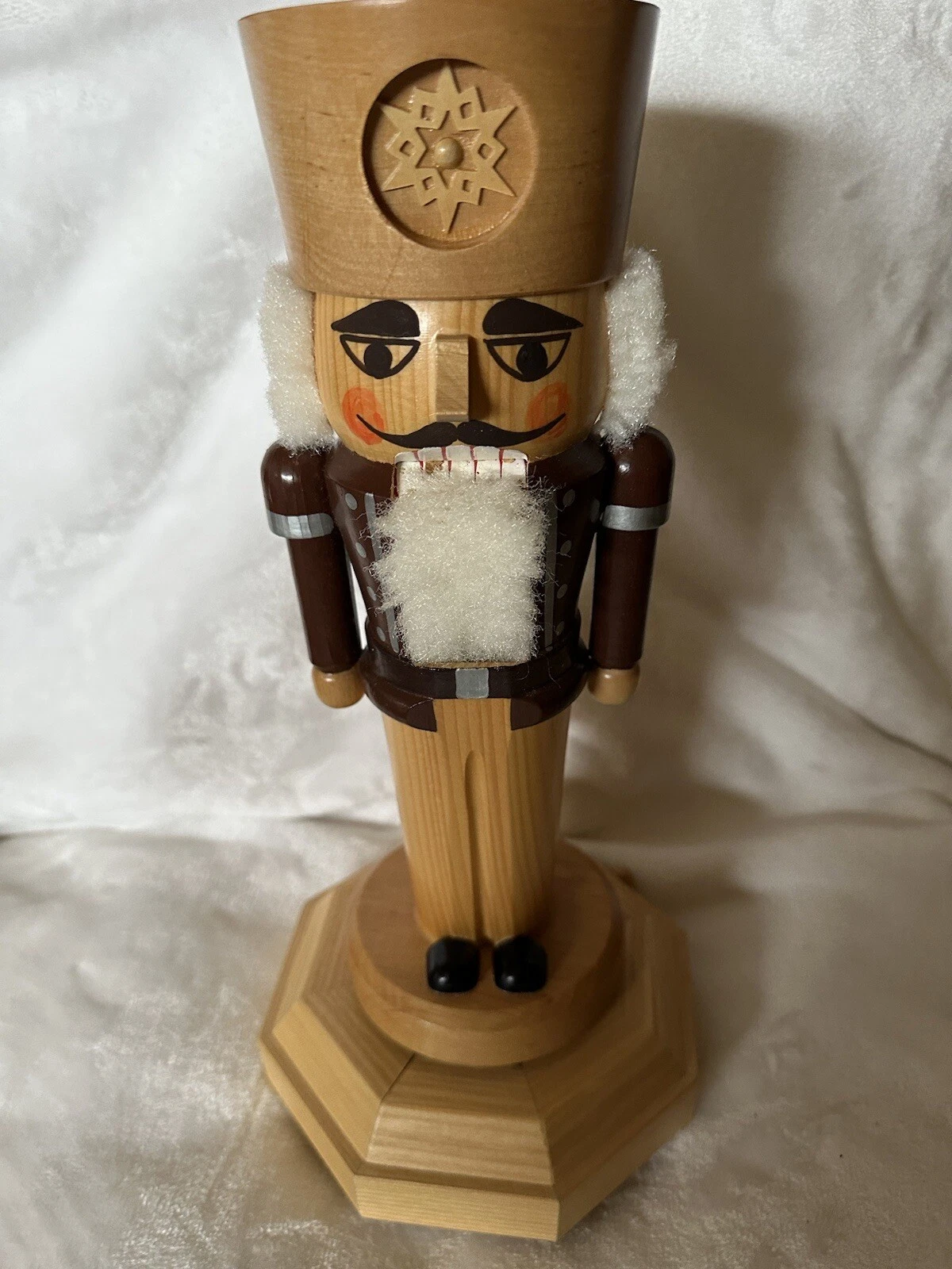 Erzgebirgische Volkskunst Seiffen Revolving Reuge Musical Nutcracker Music Box