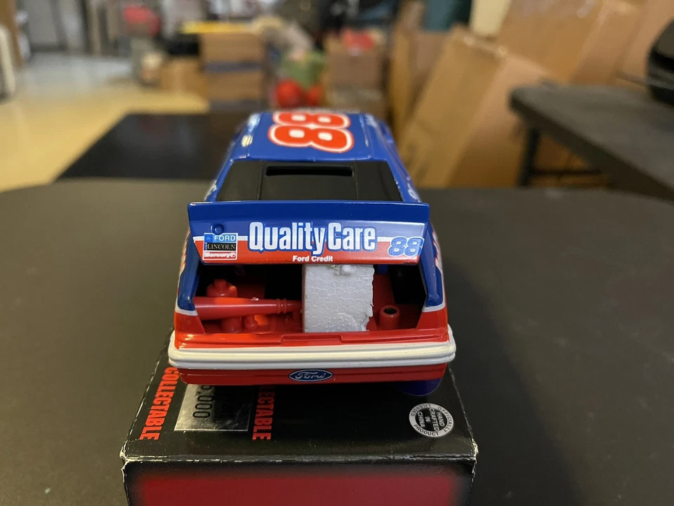 RCCA 1996 - #88 Dale Jarrett - Ford Quality Care - Banco diecast escala 1/24 Foto 4 de 4
