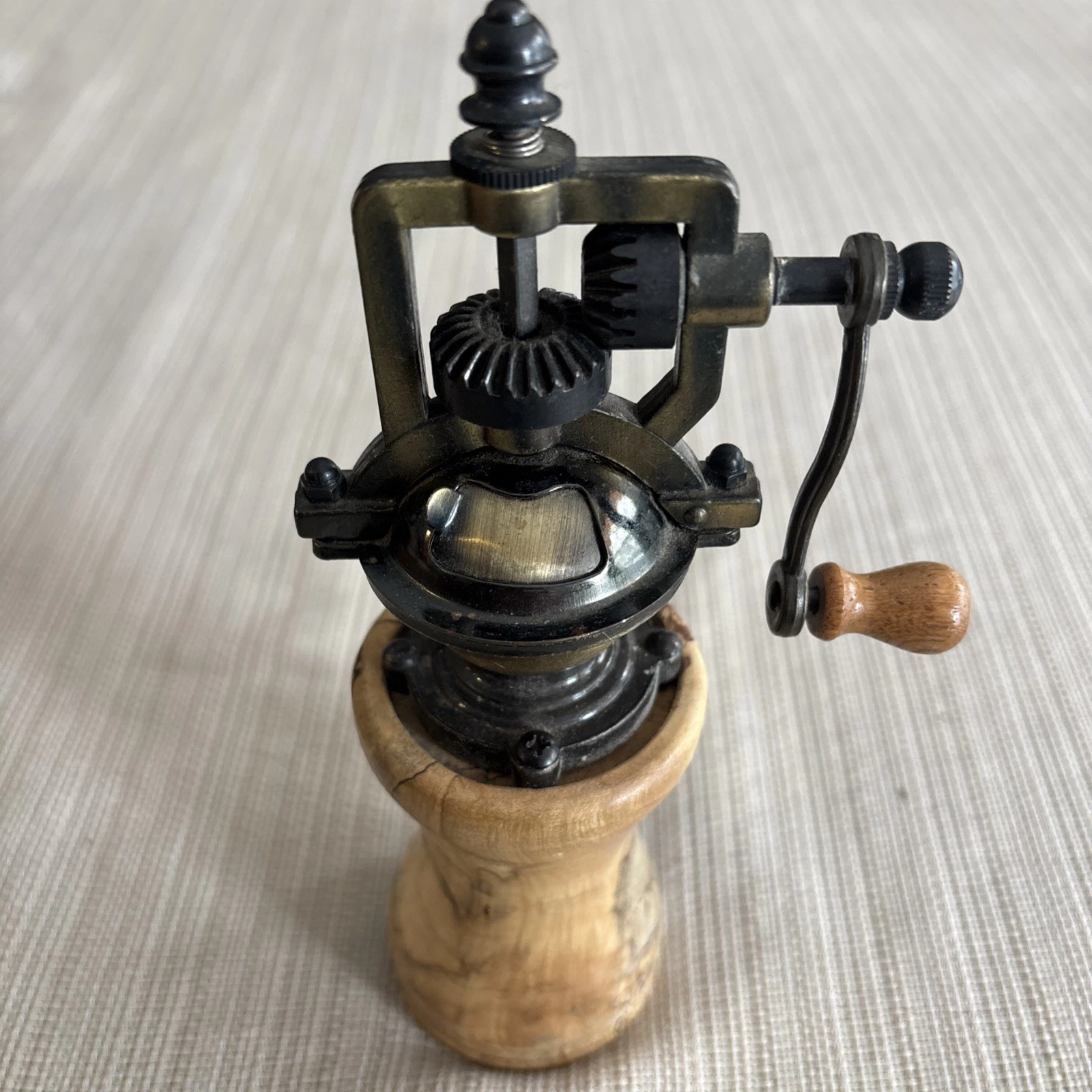 Vintage Manual Pepper Grinder Hand Crank Wood Base Metal Mill 8.5"