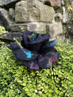 HANDGEFERTIGTE GEFILZTE WOLLBROSCHE/CORSAGE/NADEL BLUME schwarz bunt