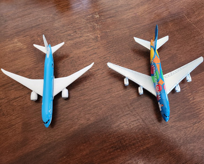 Daron Die-Cast Metal Model Airplanes ; Emirates A380  & KLM 787