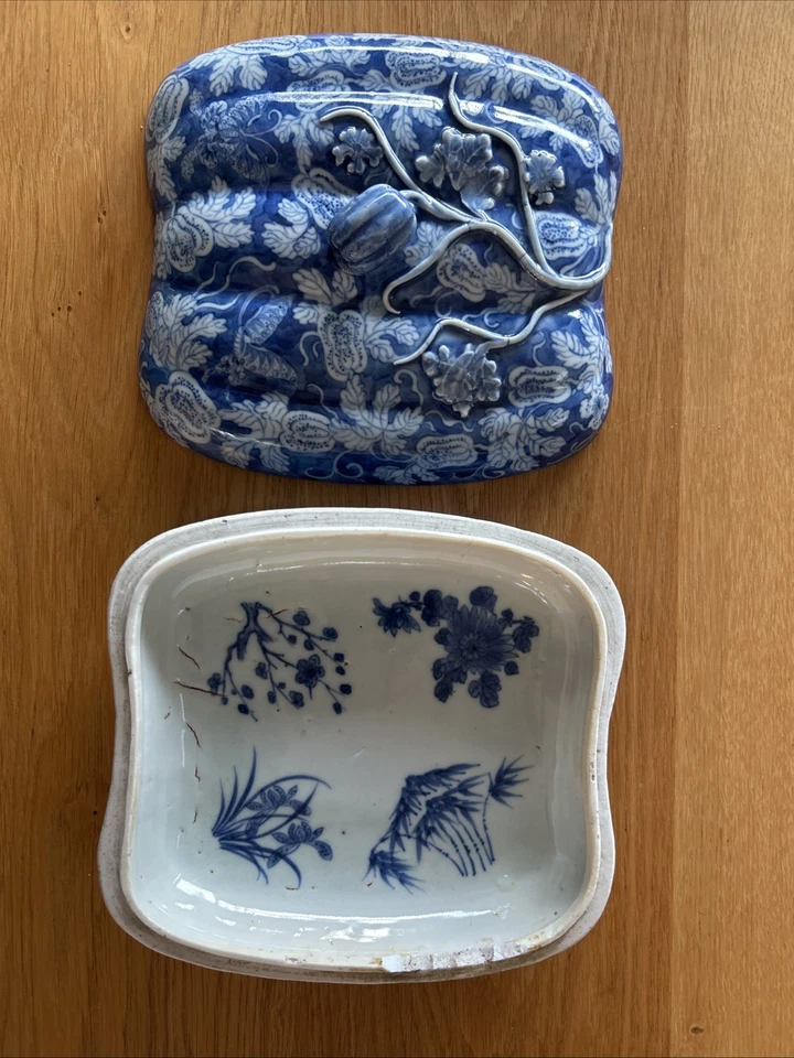 Plato vegetal chino cubierto de porcelana azul y blanco con patrón cantón Foto 2 de 4