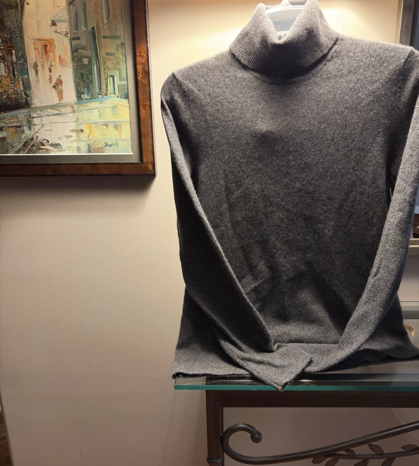 Diseño Vertical Gris Cachemira Cuello Alto Mujer Medio Contemporáneo Lujo Foto 2 de 4