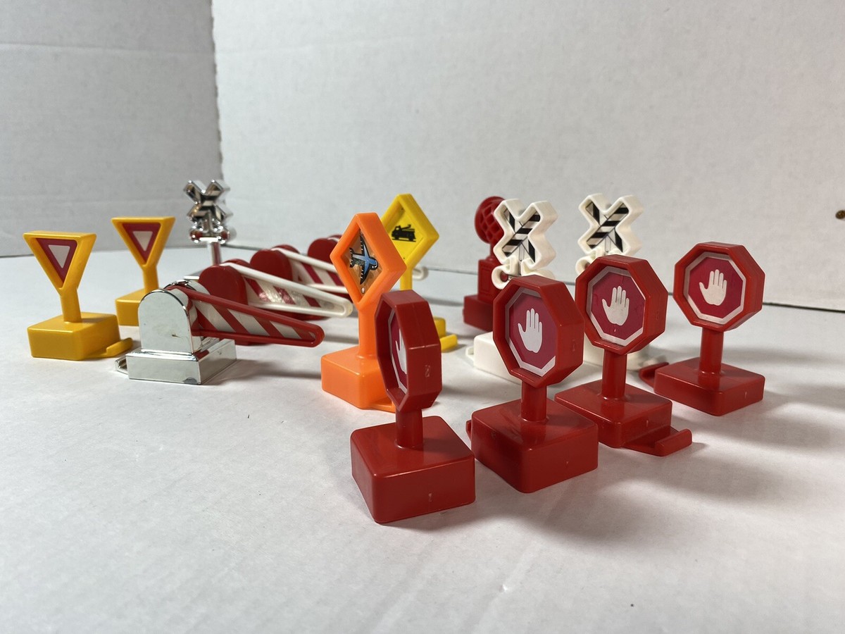 Geotrax Fisher Price Train Signs Crossing Gates Lot of 16 Pieces