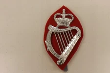 MILITARY BADGE ROYAL IRISH REGIMENT PIPER'S CAUBEEN BADGE 6.25CM BY 4CM (1072)