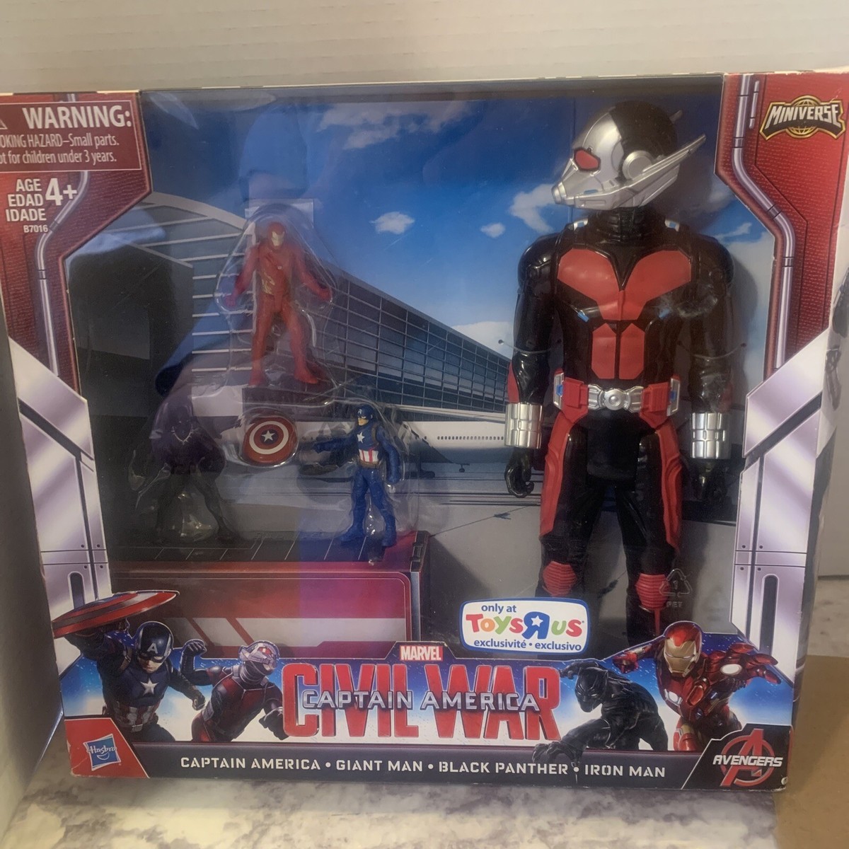 CIVIL WAR TOYSRUS EXCLUSIVE CAPTAIN AMERICA GIANT MAN BLACK - Main Image