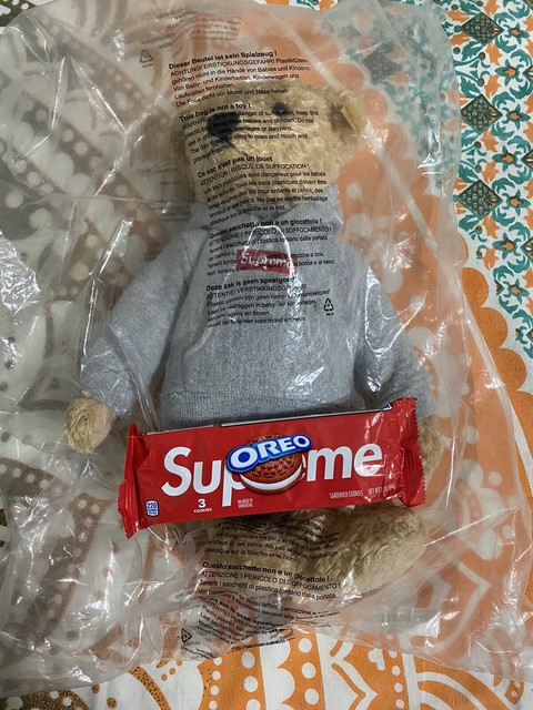 Supreme FW18 Steiff Teddy Bear X Supreme Oreo Pack Of 3 Cookies 100% Authentic | eBay