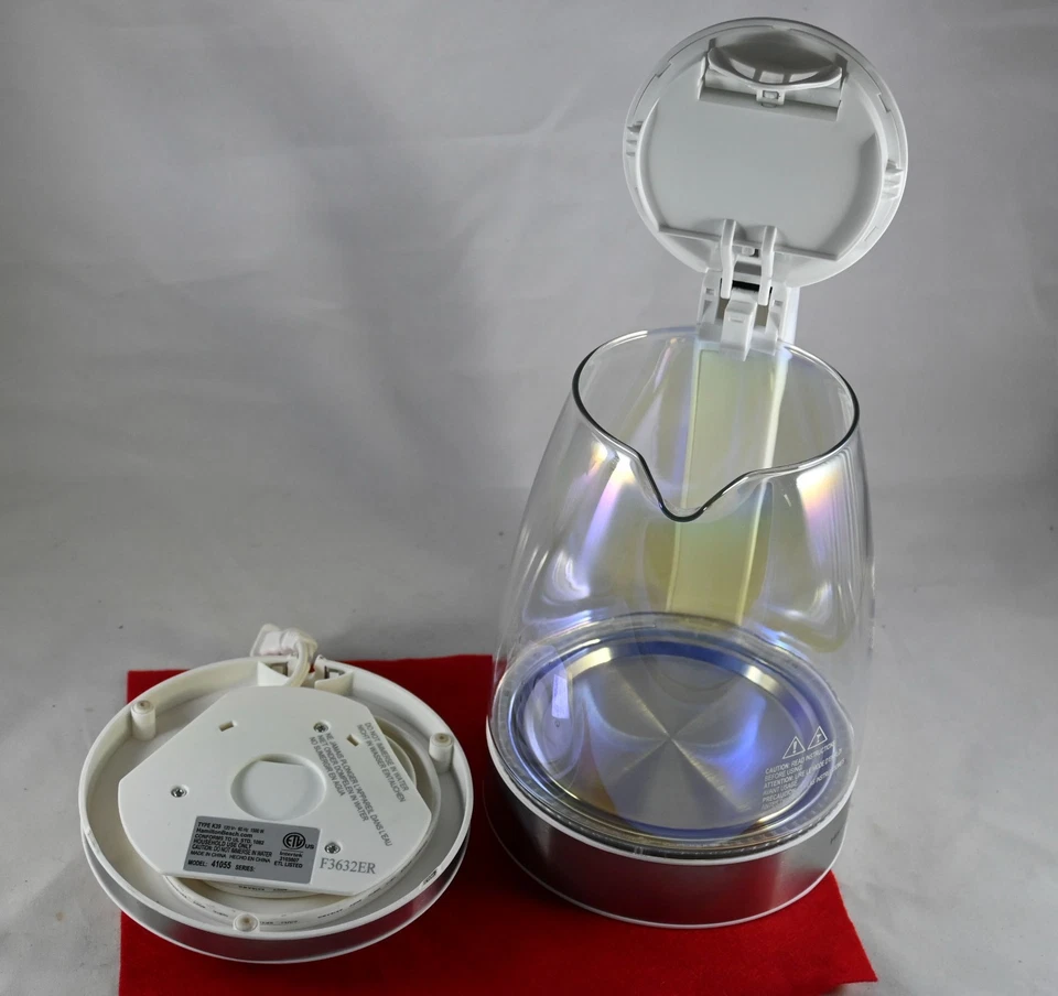 Hervidor de agua Hamilton Beach de vidrio iridiscente de 1,7 L, tapa blanca y mango apagado automático Foto 3 de 4