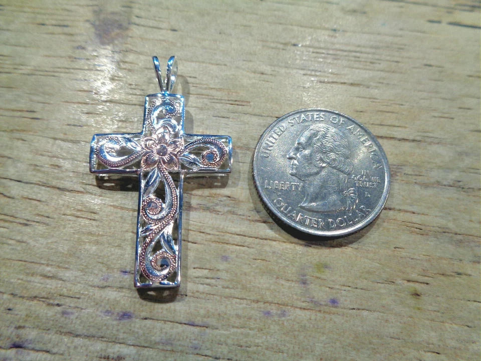 COLGANTE CRUZ PERGAMINO PLUMERIA HAWAIANA PLATA 925 CHAPADO EN ORO ROSA 2 TONOS 23 MM Foto 2 de 3