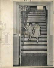 1959 Press Photo Children Linda Stouder & Norma Conklin on a Stairwell