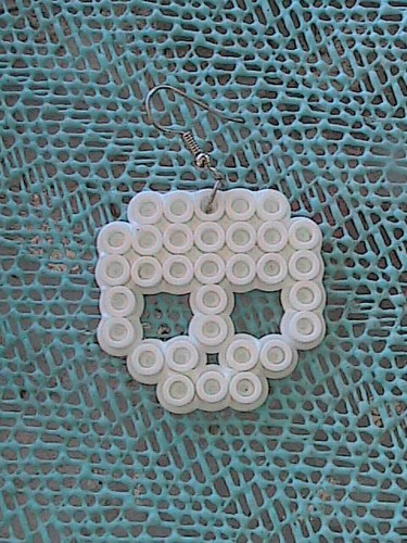 Perler Bead Skull Dangle Earrings - Imagen 2 de 3