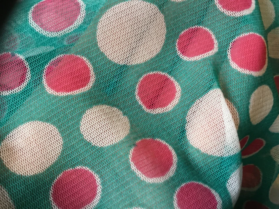 "Hermosa tela de malla elástica con manchas verdes, cerise y blancas, 1,2 MTRs, 58"" de ancho" Foto 4 de 4