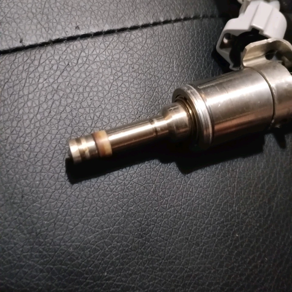 Infiniti Q60 2021 OEM rieles inyectores de combustible del lado derecho con inyectores Foto 3 de 4