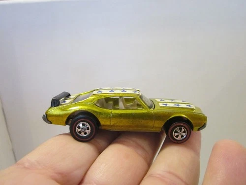 HOT WHEELS REDLINE  OLDS 442 * YELLOW COLOR *  ORIGINAL LARGE STARS & WING *