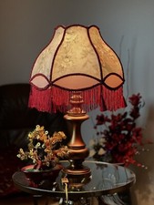 Lámpara de mesa victoriana floral tapiz en tonos borgoña pastel base lámpara madera