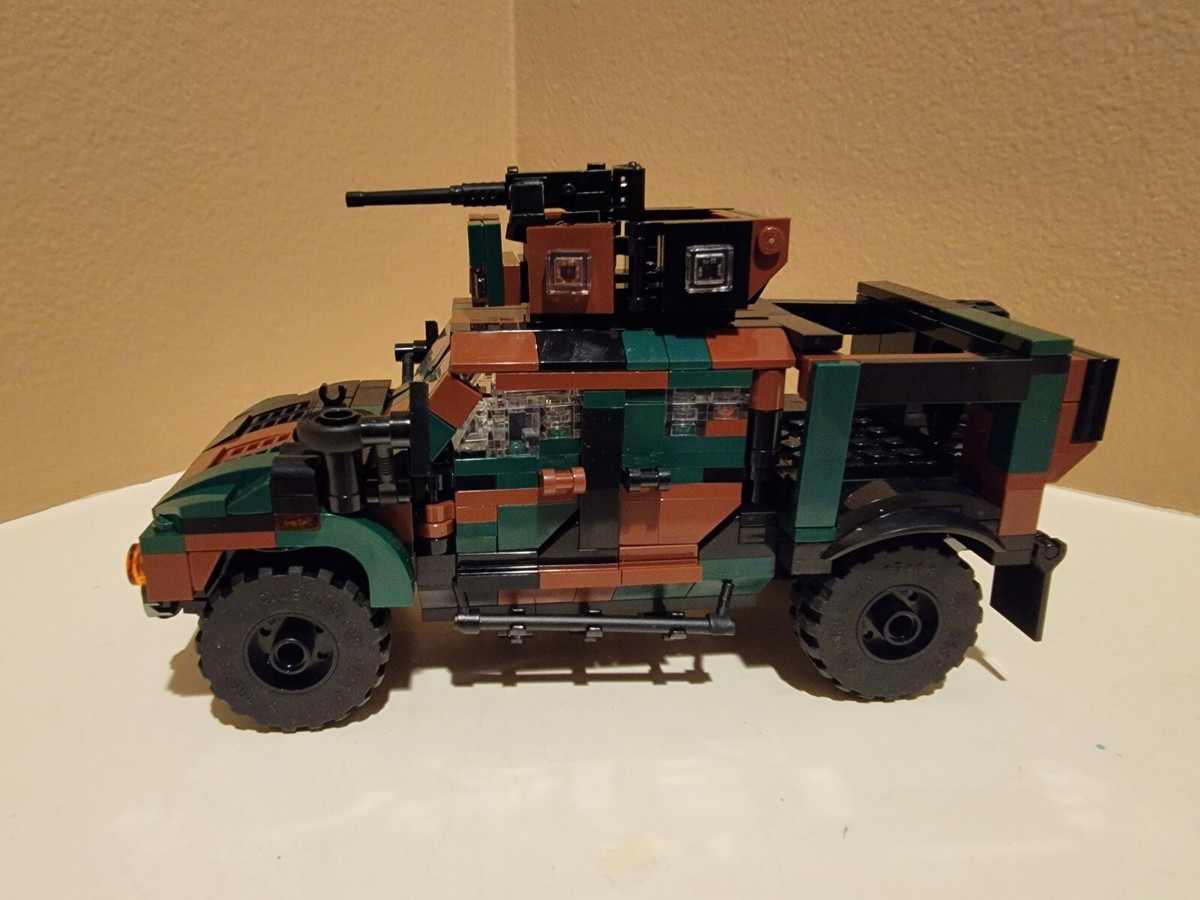 LEGO Armorbrick Brickmania Joint Light Tactical Vehicle Woodland 