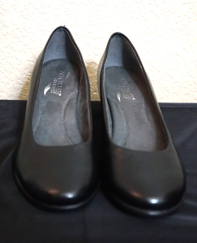 Aerosoles black leather size 7.5 comfort heels