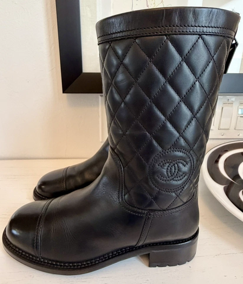Chanel Botas Acolchadas Cuero Negro Puntera 39, US 9, Buen Estado, Auténticas Foto 2 de 4
