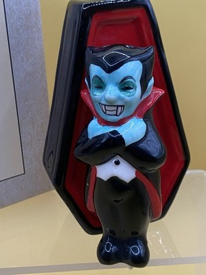 Cracker Barrel Halloween Set Dracula Vampire Coffin Salt & Pepper Shakers NEW!