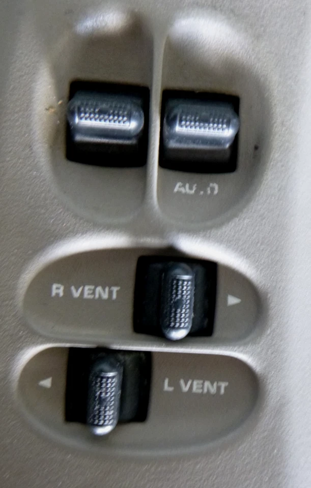 Interruptor ventana principal delantero derecho Chrysler Voyager 3/01-12/07 Foto 2 de 4