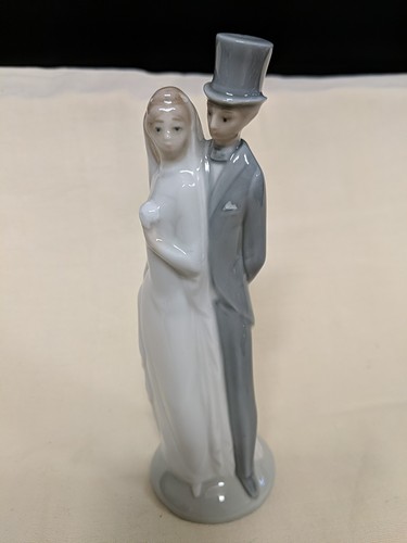 NAO Lladro "Just Married" Bride & Groom Wedding Cake Topper - Picture 1 of 3