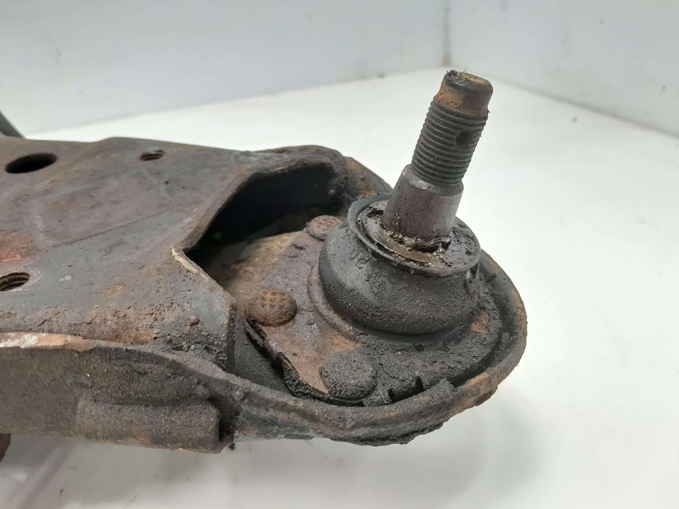 1984 - 1995 Chevy S10 4x4 Front Lower Control Arm RH Passenger Side OEM 12388444 - Image 2 of 4