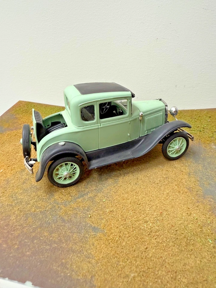 1:24 Scale  1930 FORD Model A Coupe Built Plastic Model Car - Image 3 of 4