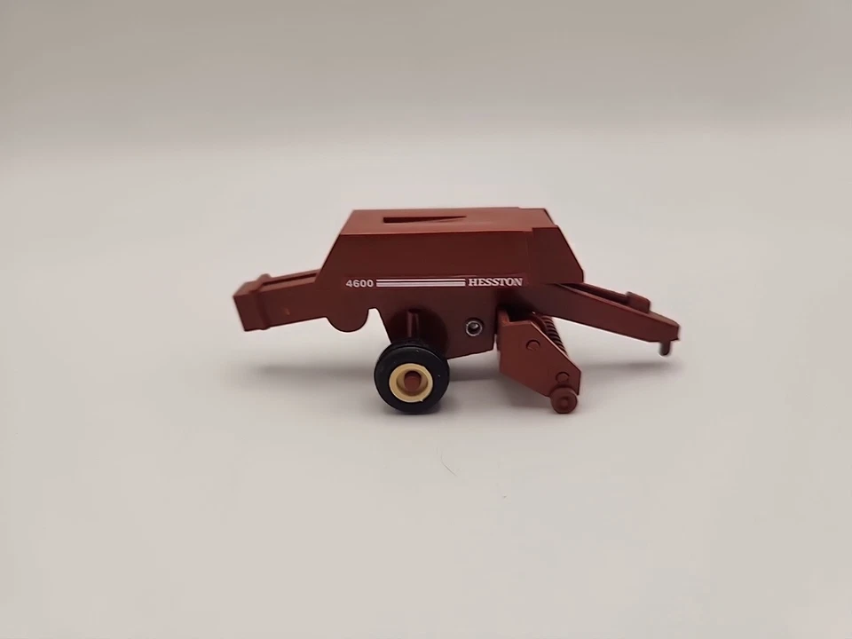 Трактор-погрузчик Ertl 1:64 Hesston 4600 линейный квадратный пресс 180 90 100 90 - Изображение 3 из 4