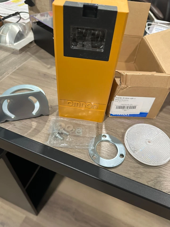 Omron Photoelectric Switch E3K-R10K4–NR-1 Brand New in the Box!! - Image 2 of 4