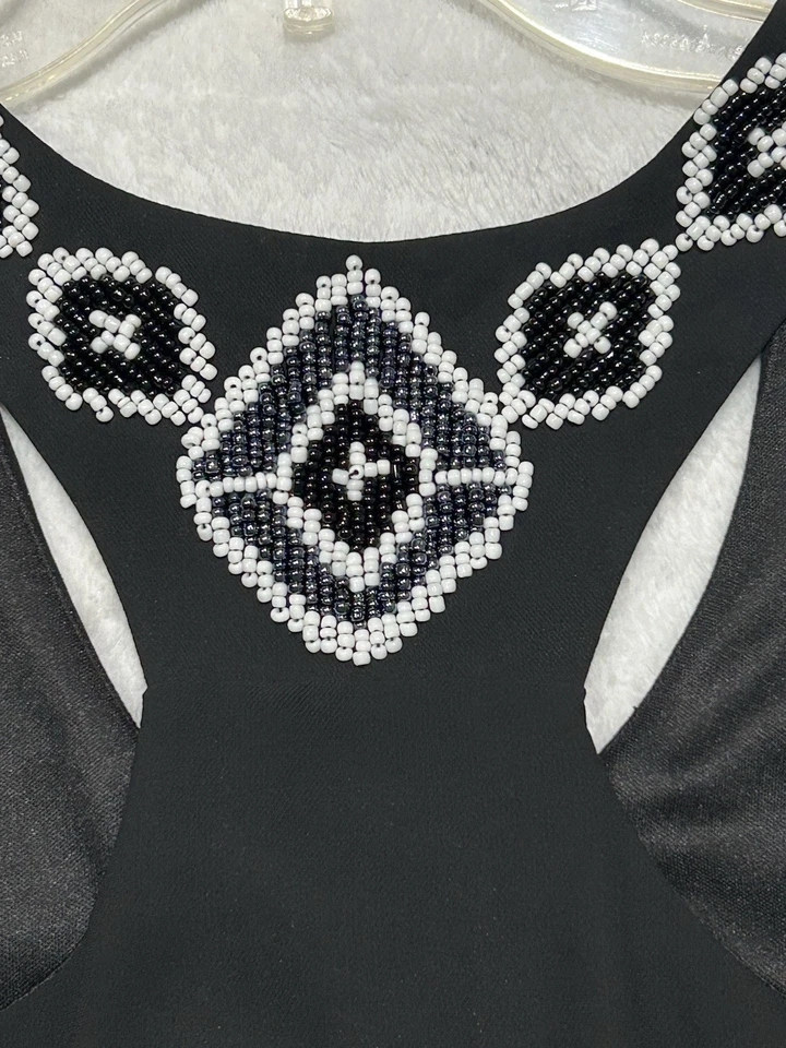 Vestido de coquetel feminino Ya LA preto regata com enfeite geométrico de miçangas tamanho M - Imagem 3 de 4