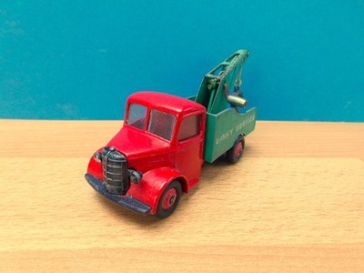 DINKY TOYS No. 410-430 2-TONE RED AND GREEN BEDFORD-COMMER WRECKER