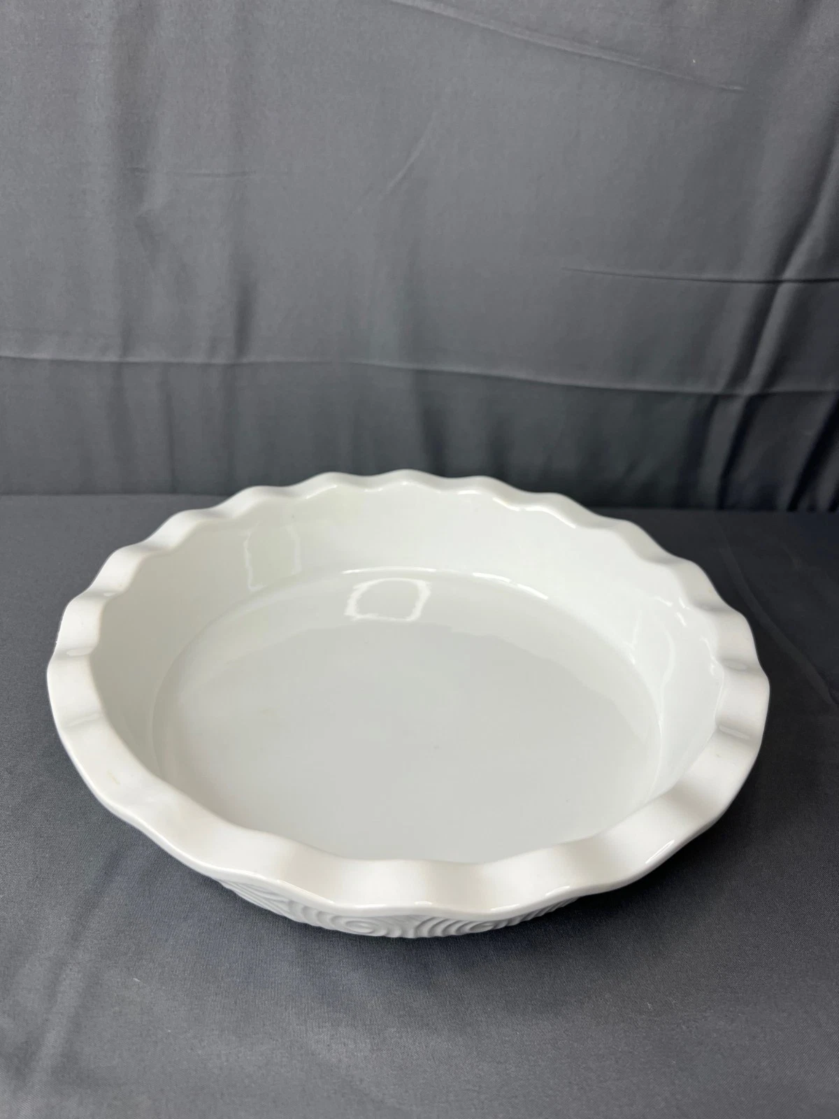 Cordon Bleu 9" White Scalloped Ceramic Pie Plate - Used Bakeware