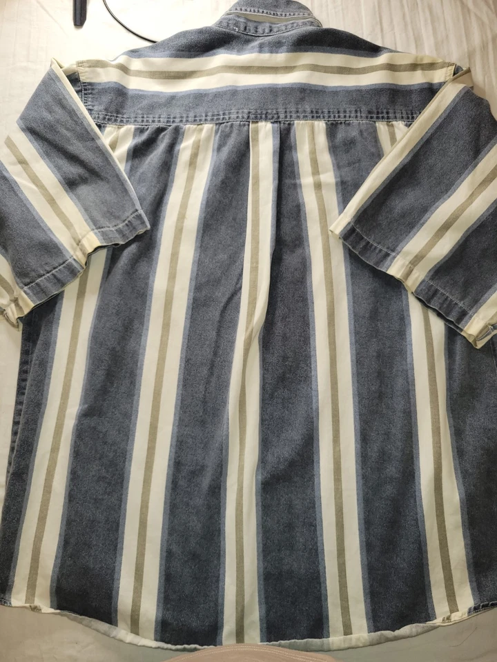 Ropa deportiva de taquilla vintage de los 90’s para hombre a rayas con botones manga corta talla L Foto 2 de 4