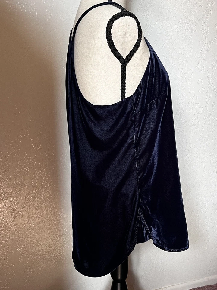 Camiseta sin mangas Banana Republic negra de terciopelo forrada de seda talla mediana Foto 3 de 4