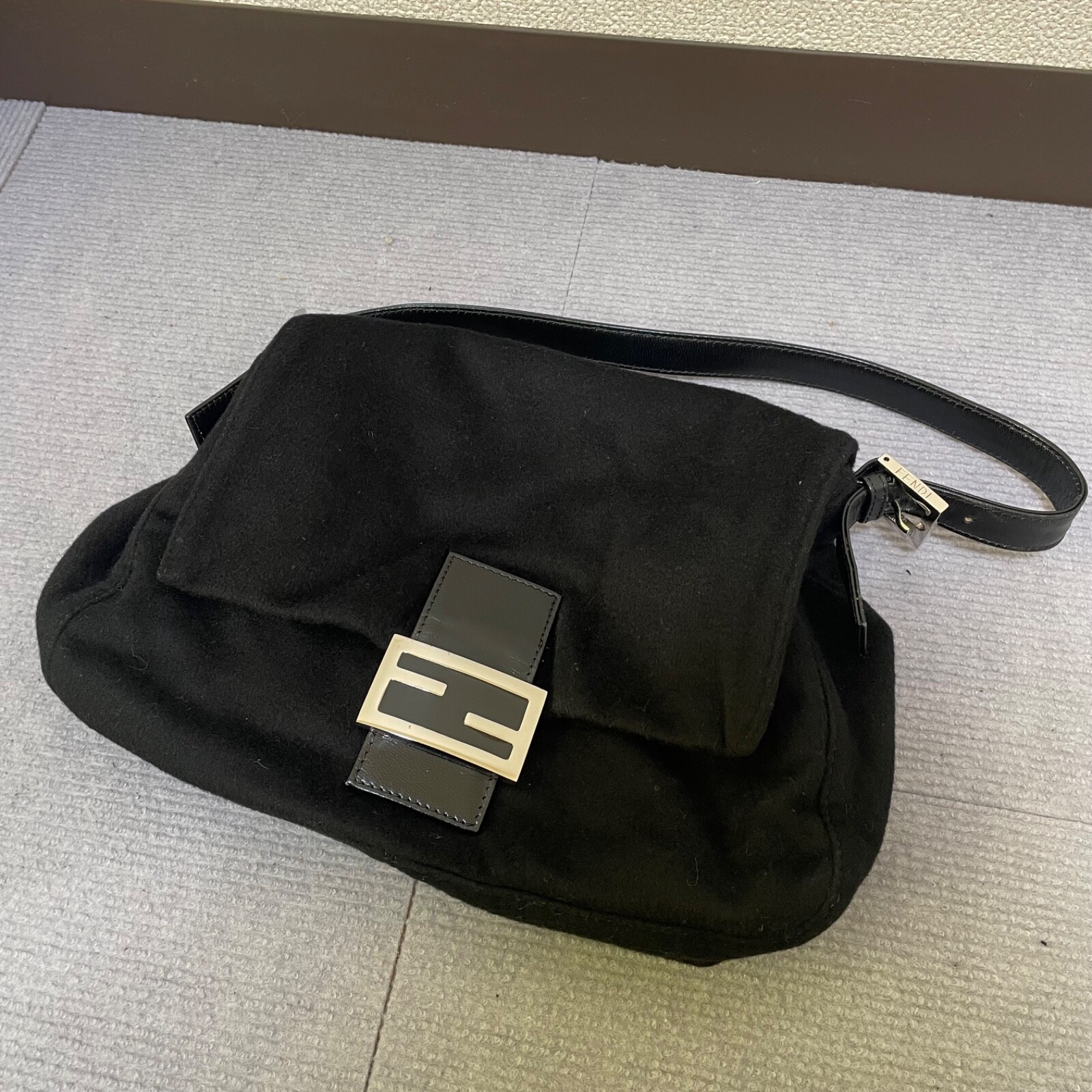 Borsa a tracolla FENDI mamma bagutte lana