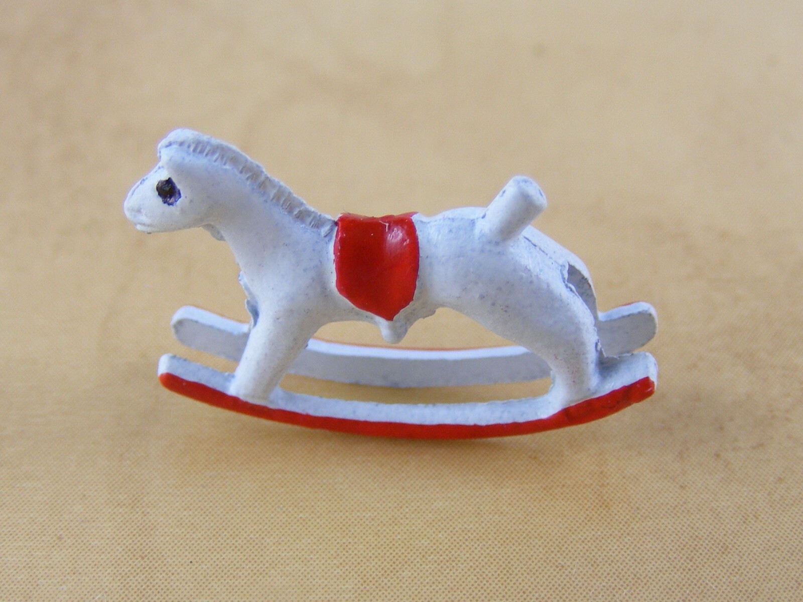 Vanity Fair Weißes Schmiedeeisernes Schaukelpferd – Miniatur-Kinderzimmer-Dekoration Im Maßstab 1:12