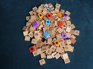 200 SCRABBLE WOOD TILE PIECES PLUS SOME COLORFUL MARKERS FOR ARTS & CRAFTS EC