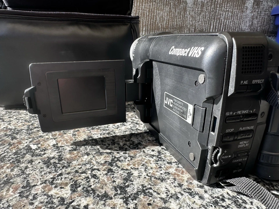 JVC GR-AXM225U Compact VHS Camcorder with Carry Case- WORKS-  Read Description - Image 3 of 4