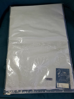 Vtg Balta Table Cloth 67 X 108'' Oval Hand Machine Embroidered White Flower NOS