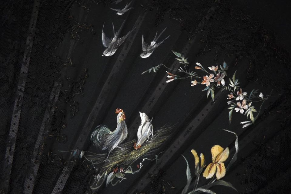 Abanico de mano grande antiguo madreperla pintado a mano encaje negro hermosa naturaleza Foto 3 de 4