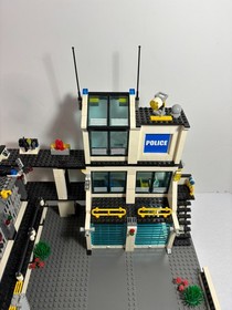 Lego City: Police:  Police Headquarters 7744 (2008) + extra car. Retired.